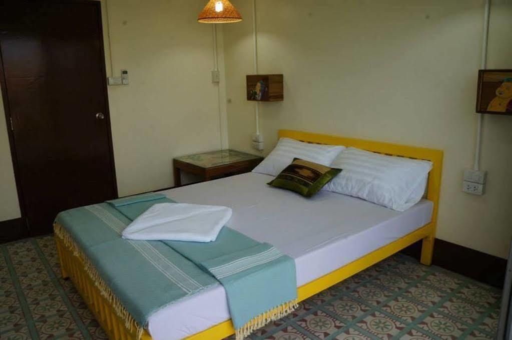 Baan Bovorn Hostel Bangkok Exterior photo